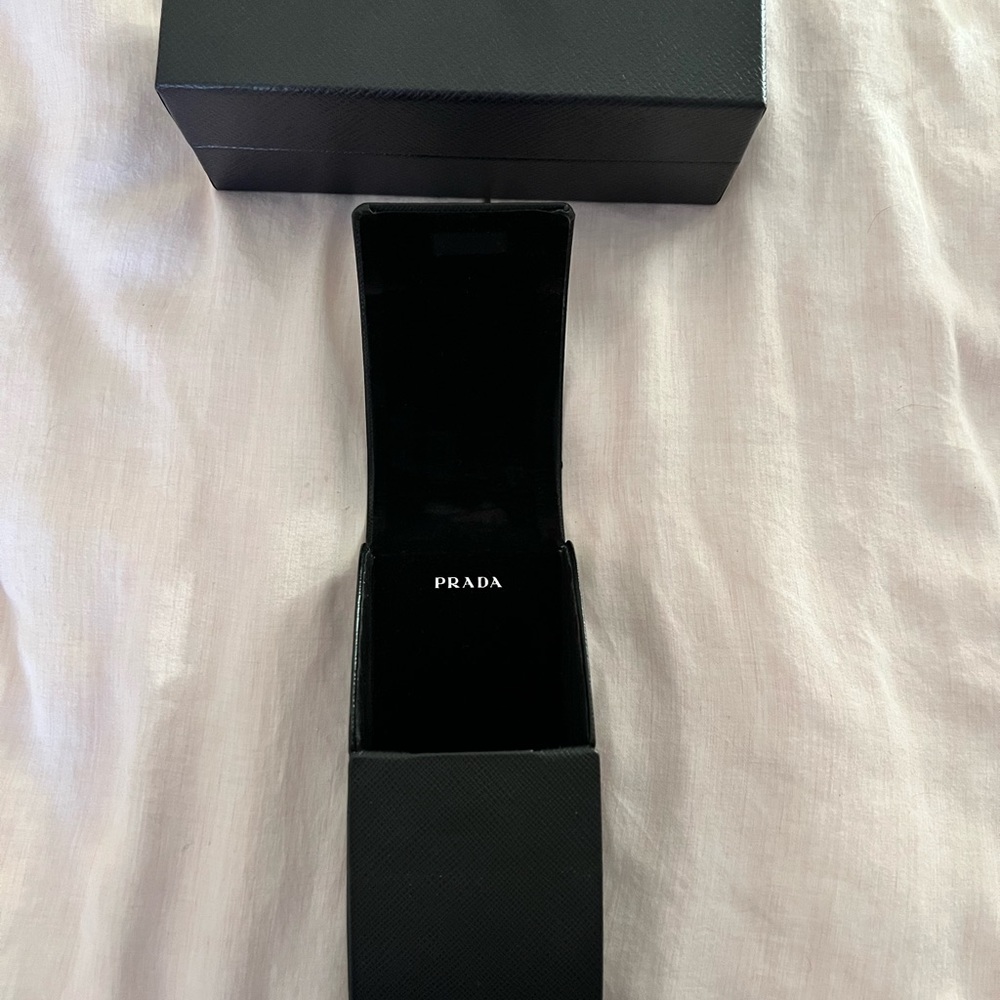 Prada sunglasses like new. Comes with case, box, eyeglass cloth and cary case. - Picture 6 of 9